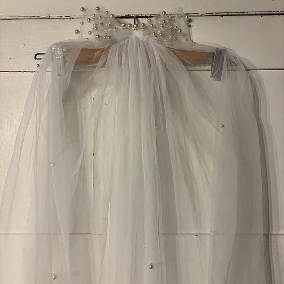 Wedding Veil with Pearl Bow - Picture 4 of 7